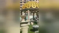 Gazebo de jardim em granito cinza gergelim com telhado de ferro fundido